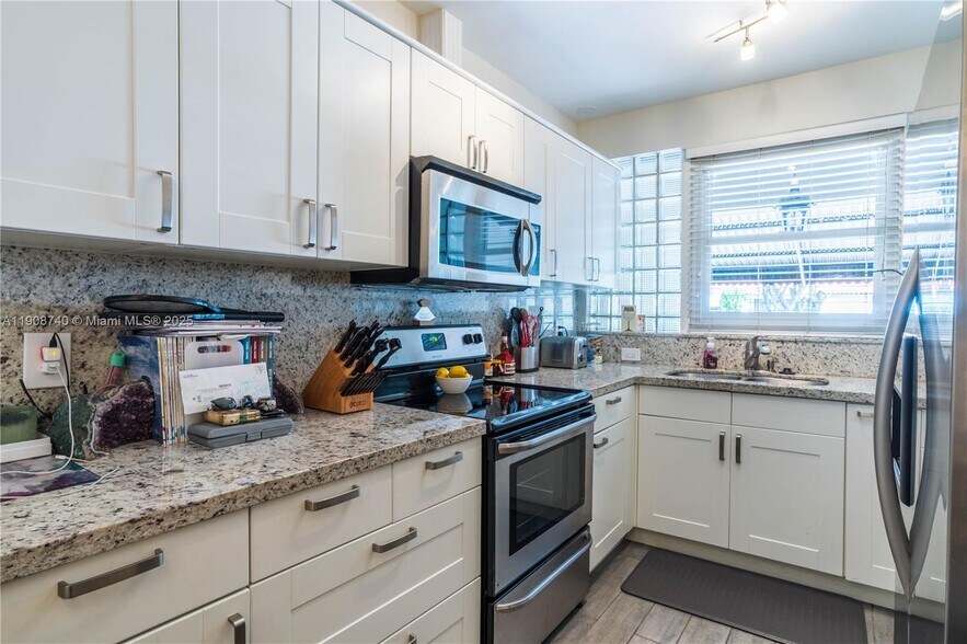 Building Photo - 1921 SW 18th Ave