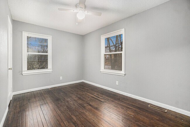 Building Photo - WOW! 4 BR, 1 BA: Move-In Ready!