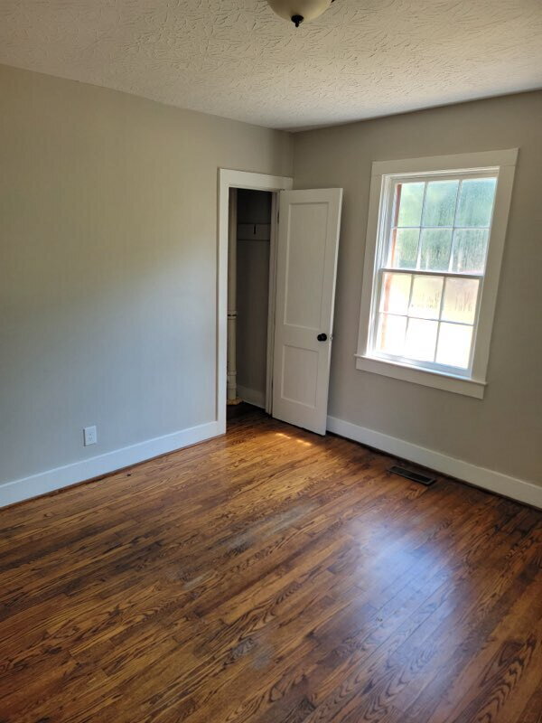 Building Photo - $500 off one month with 18 month lease!!! ...
