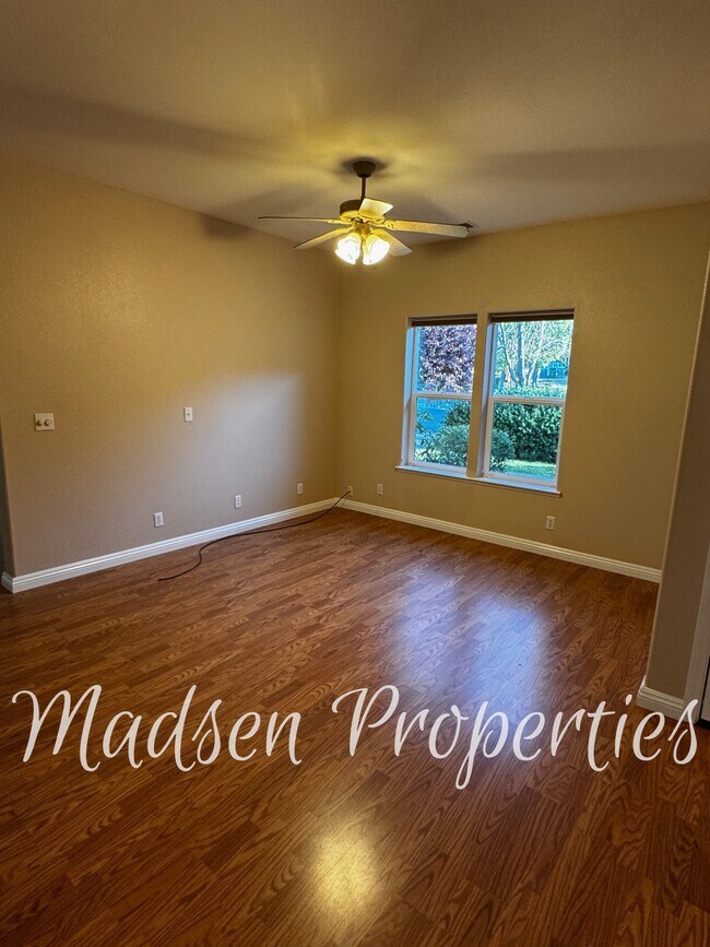 Building Photo - 121 Hart Ln