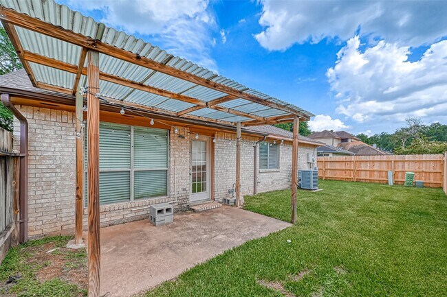 Building Photo - 2102 Creekshire Dr