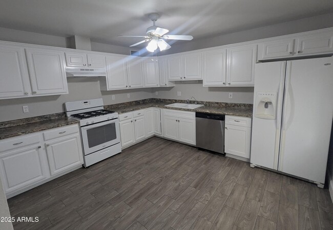 Building Photo - 8127 E Mitchell Dr