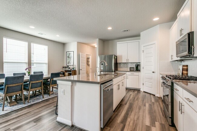 Building Photo - Beautiful Modern 2 story home!