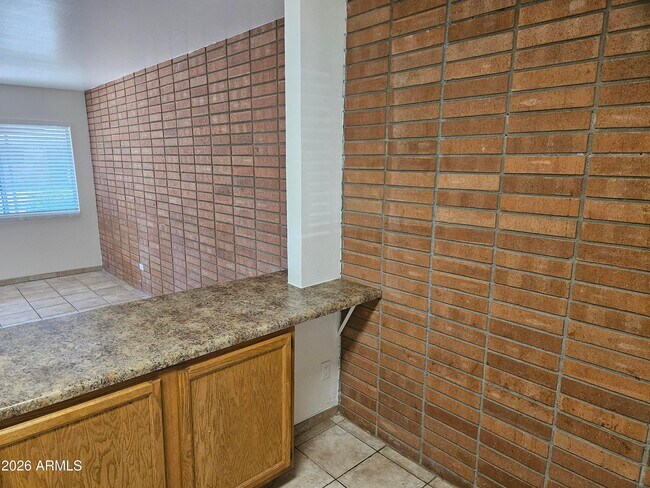 Building Photo - 703 W Rose Ln