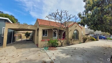 Building Photo - Large 3 Bedroom 2 Bath House!