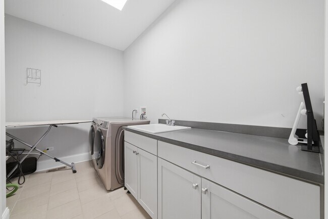 Building Photo - 7814 Brookbank Rd