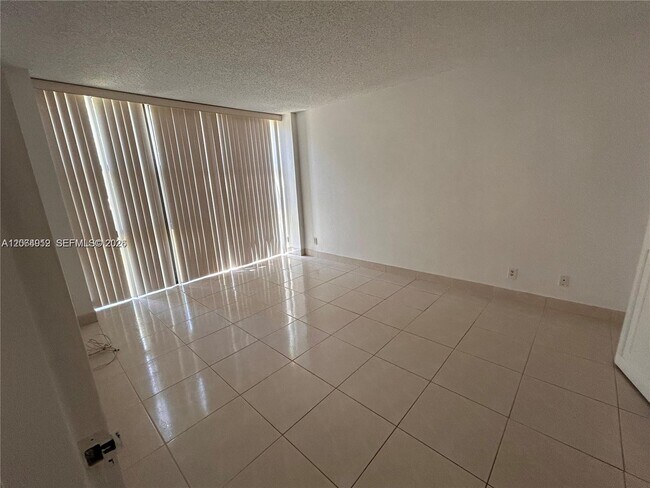Building Photo - 17011 N Bay Rd