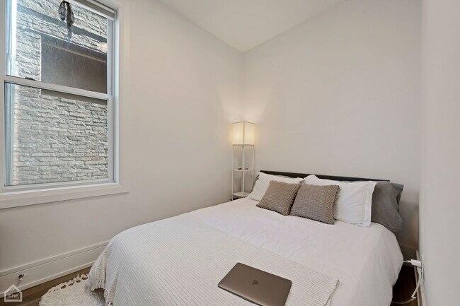 Building Photo - 846 N Hoyne Ave