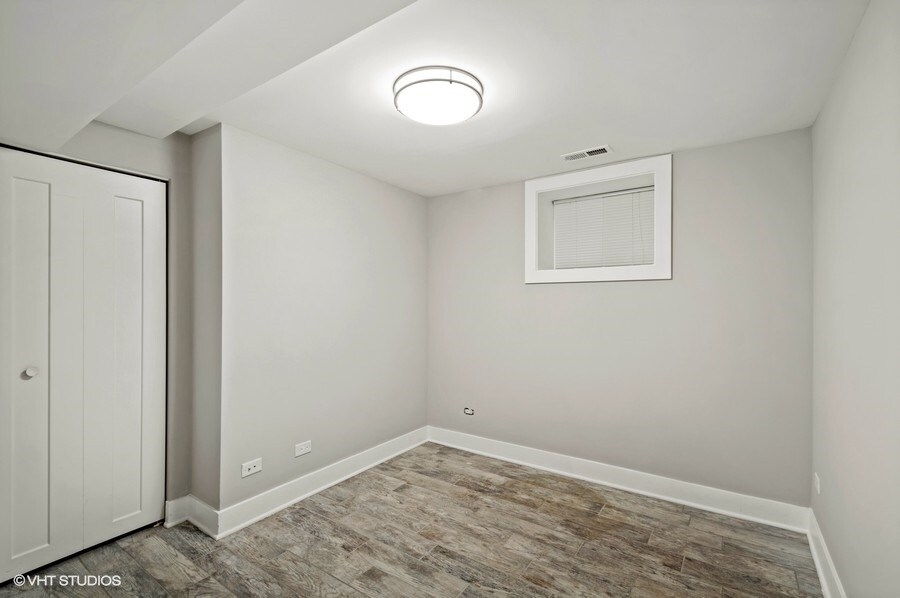 2nd bedroom with walk in closet - 1422 Chestnut W St