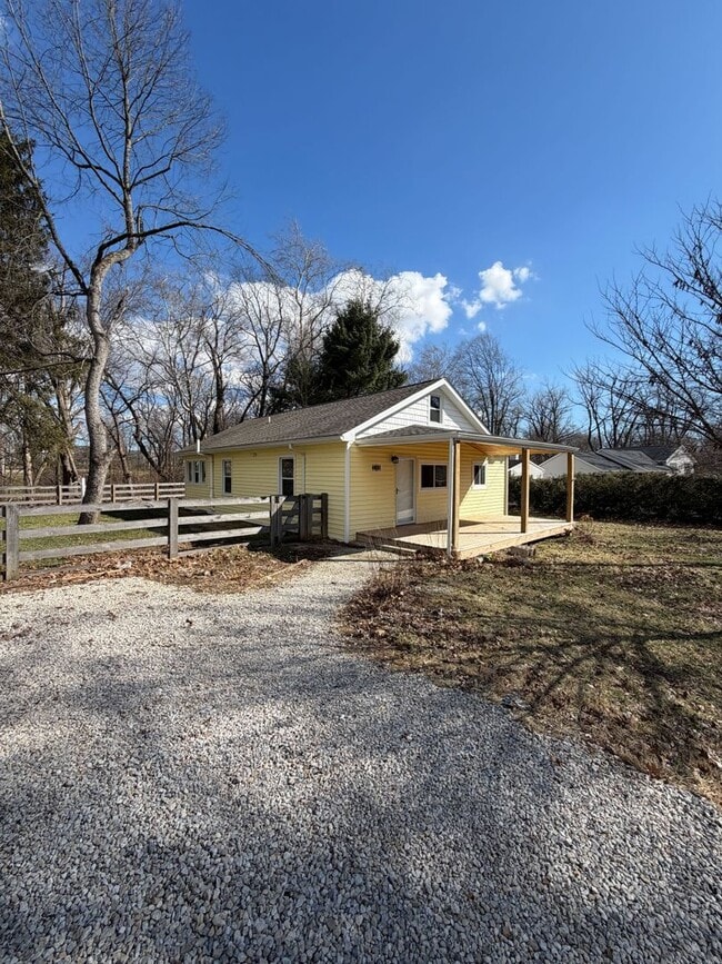 Building Photo - 2 Bed | 2 Bath | Office/Flex Room | 1 Acre Lot | Pickerington Schools