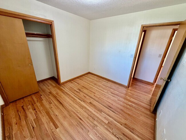 Building Photo - Spacious, Remodeled 5bd/3bath Cherry Park Home with Large Fenced Garden and Finished Basement