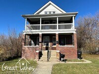 Building Photo - 892-894 Gladstone