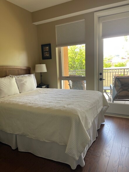Queen Bed - 323 W Jefferson St