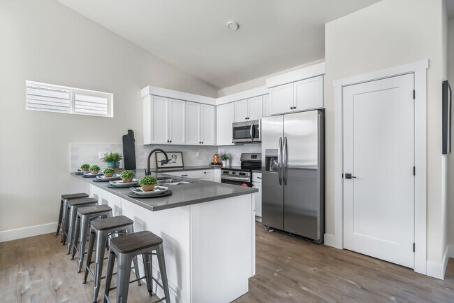 Building Photo - New 2 Bed/1 Bath Duplex Apartment with Two...