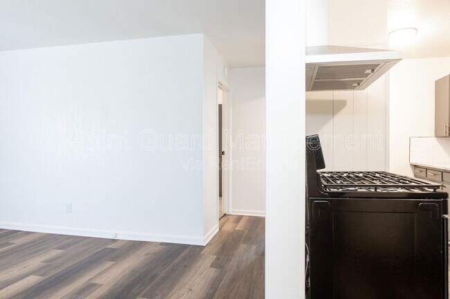 Building Photo - 409 W 31st St S