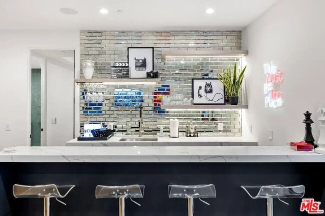 Building Photo - 6201 Lindenhurst Ave