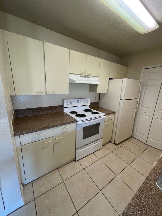Building Photo - 2550 N Alafaya Trail