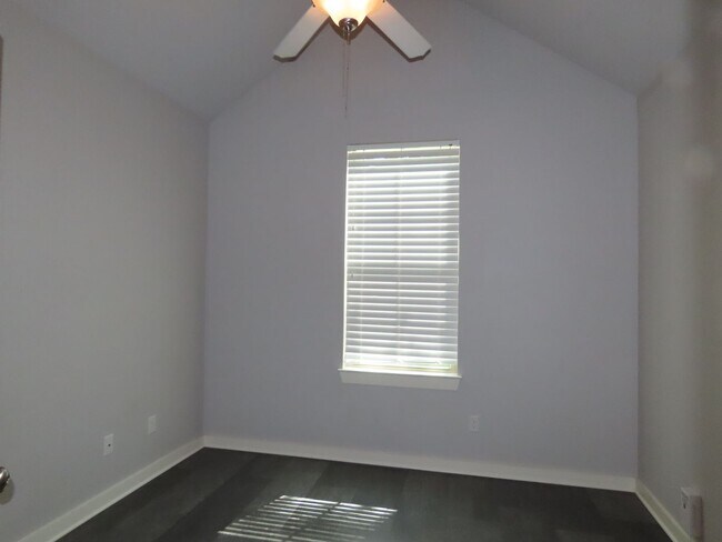 Building Photo - Beautiful 3 Bedroom, 2 Bath Home in South ...