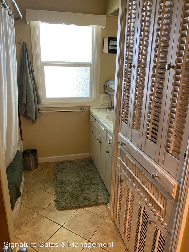 Building Photo - 2 br, 2 bath House - 22420 Van Buren Street