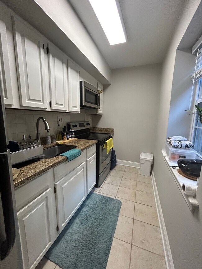 Building Photo - Exceptional Location 1 Bedroom 1 Bathroom Condo Newly remodeled