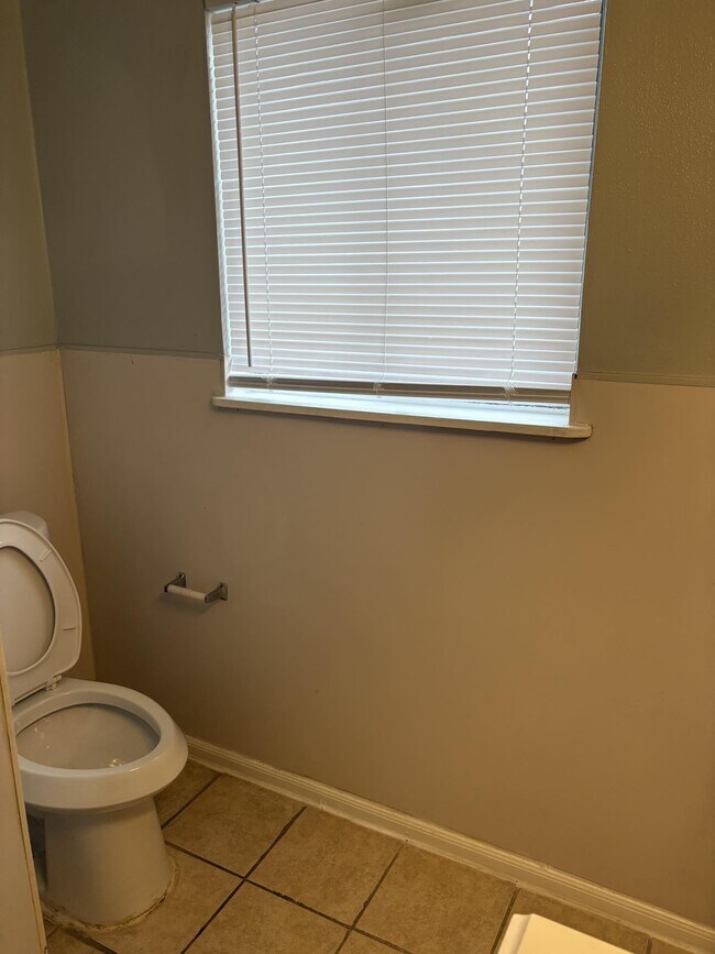 Building Photo - 2125 Kingsdale Dr