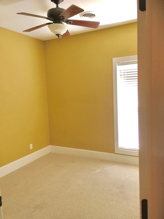 Building Photo - 233 Forest Glen Dr