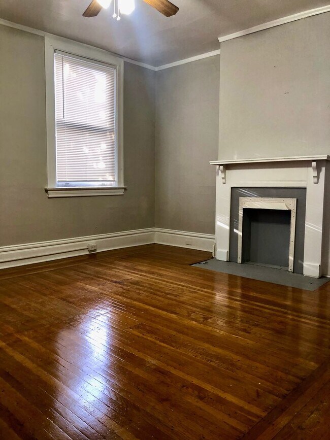 Building Photo - *** Amazing Shadyside Apartment * Walk to everything * Pet Friendly * Duplex Style Apartment * Lu...