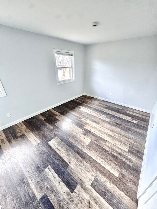 Building Photo - COMPLETELY REMODELED THREE BEDROOM Twin