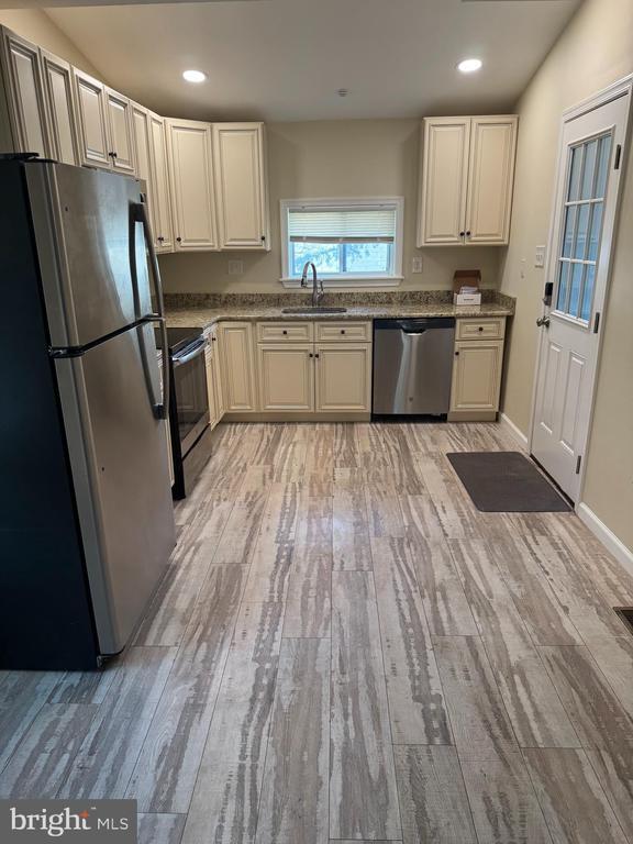 Building Photo - 422 Kansas Rd