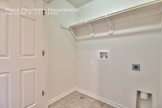 Building Photo - 2134 W Forest Dr