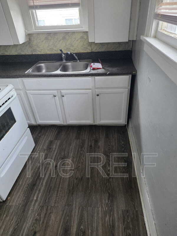 Building Photo - 1023 Barrie Ave