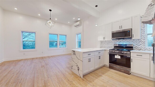Building Photo - 2050 Strauss St