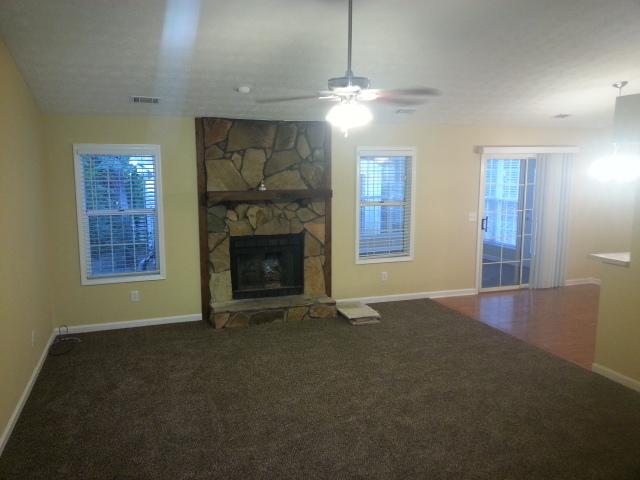 Building Photo - Lovely 3 BR / 2 Bath with Sunroom!