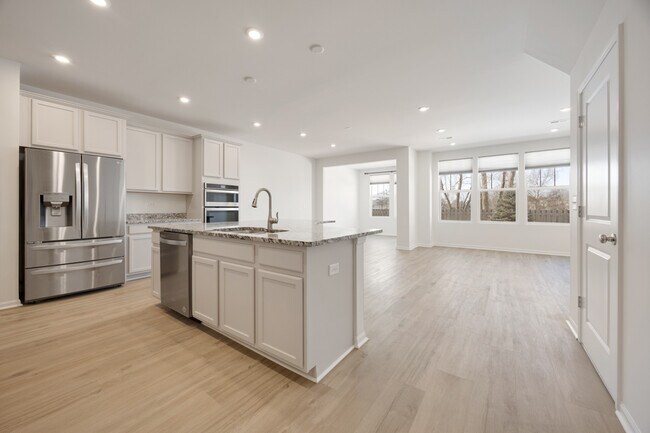 Building Photo - 537 Watercress Dr