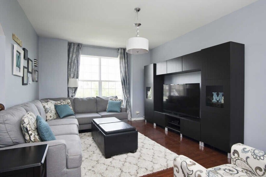 Living Room - 15353 Sheffield Square Pkwy