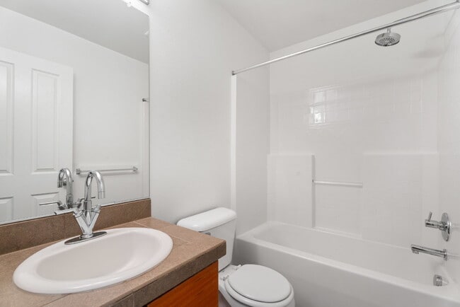Building Photo - Spacious 3-Level Townhome for Rent in Prime Location