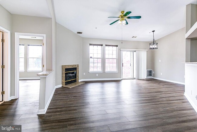 Building Photo - 8202 Blue Heron Dr