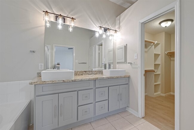 Building Photo - 206 N Wynnoak Cir