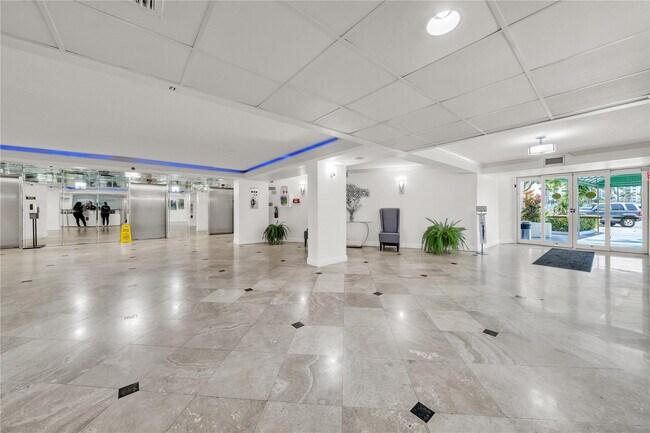 Building Photo - 1000 Parkview Dr