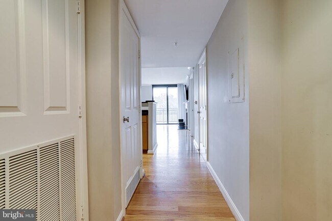 Building Photo - 2220 Fairfax Dr