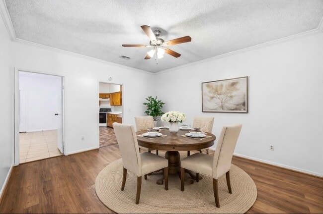 Building Photo - 9410 Stonehouse Ln