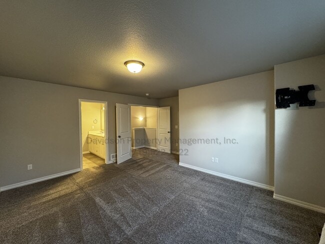 Building Photo - Gorgeous 3 Bedroom Townhouse Located in No...