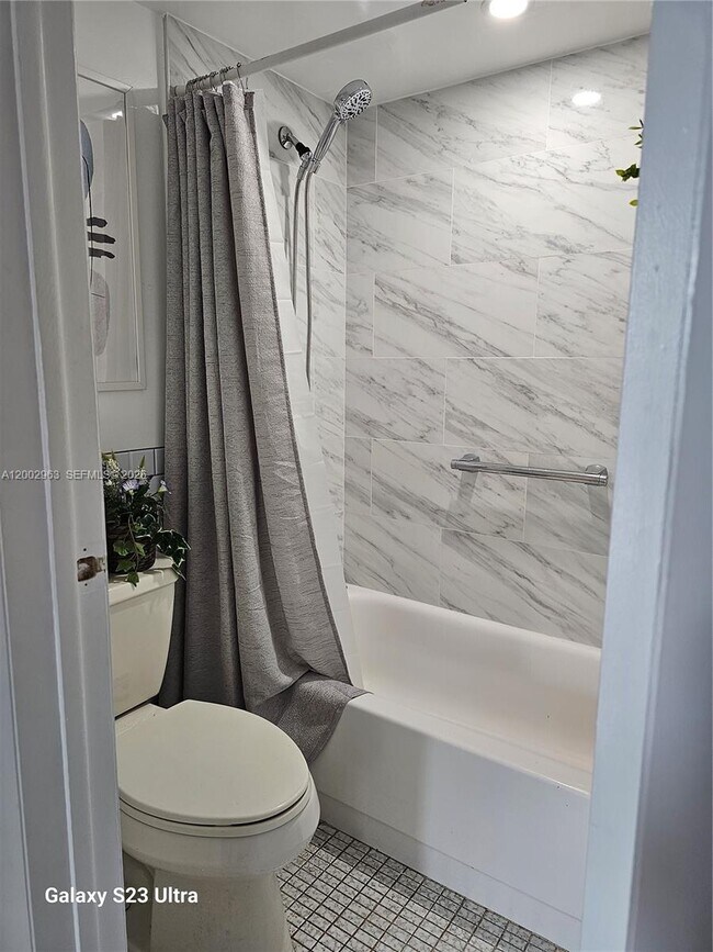 Building Photo - 20400 W Country Club Dr