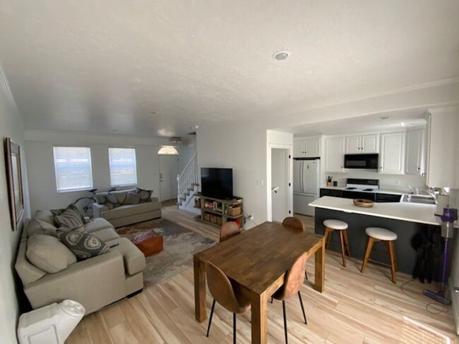 Building Photo - Updated Charleston Heights Townhome