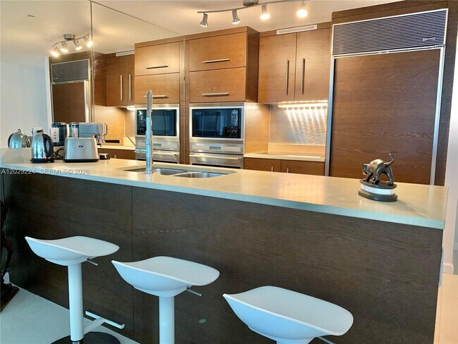 Building Photo - 475 Brickell Ave