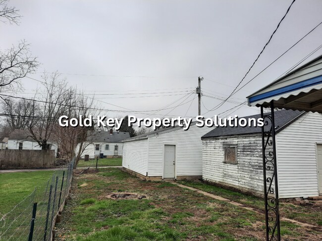 Building Photo - Large 2 BR 1 BA House with Family Room, Ba...