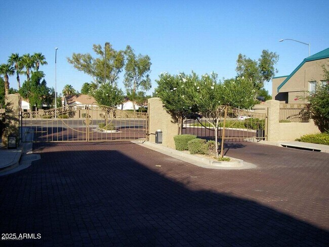 Building Photo - 1015 S Val Vista Dr
