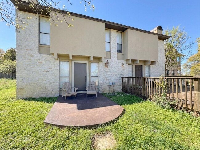 Building Photo - 601 Free Rein