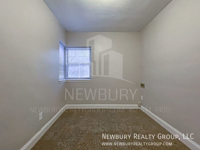 Building Photo - Cozy 2 Bedroom Available Now!