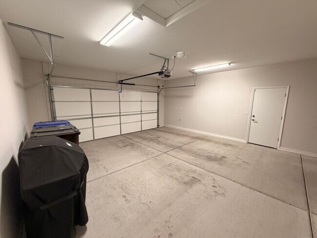 Building Photo - 2 Bed 2 Bath + Den Long-Term Rental in Anthem at Merrill Ranch!
